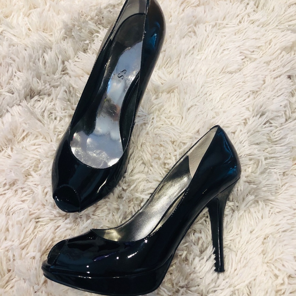 Guess peep toe shoe